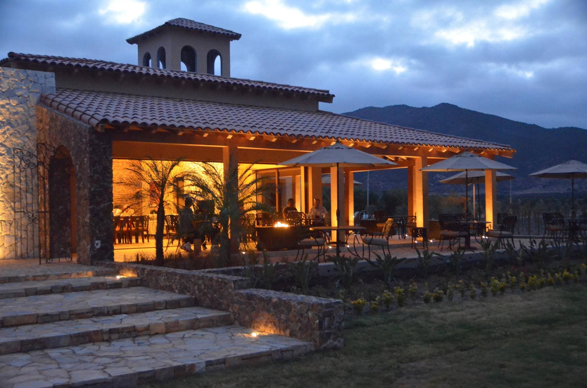 Instalación de iluminación arquitectónica diseñada por Sahiro